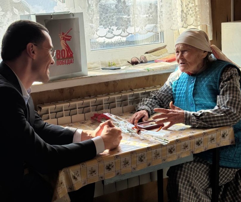 Депутат Первоуральска Дмитрий Хаймин вручил труженнице тыла медаль к 80-летию Победы | Первоуральский депутат вручил медаль труженице тыла Раисе Качиной