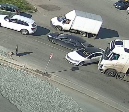 В центре Первоуральска столкнулись легковушка и большегруз 