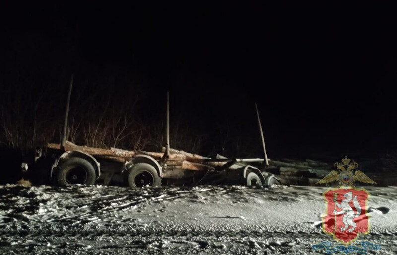 В Свердловской области "КамАЗ" столкнулся с "УАЗом" | Свердловчанин на грузовике вылетел на встречку и устроил ДТП В Свердловской области "КамАЗ" столкнулся с "УАЗом" | Свердловчанин на грузовике вылетел на встречку и устроил ДТП