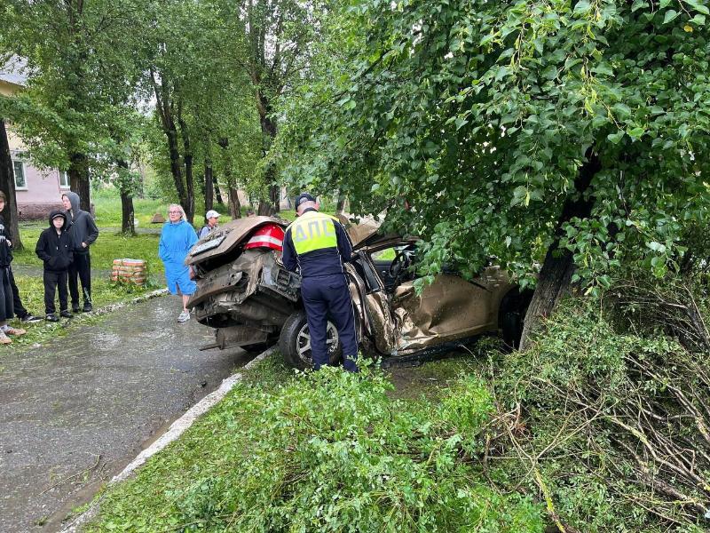 Пьяный лихач без прав врезался в дерево: в Первоуральске произошло серьезное ДТП | В Первоуральске пьяный водитель съехал с дороги и врезался в дерево  