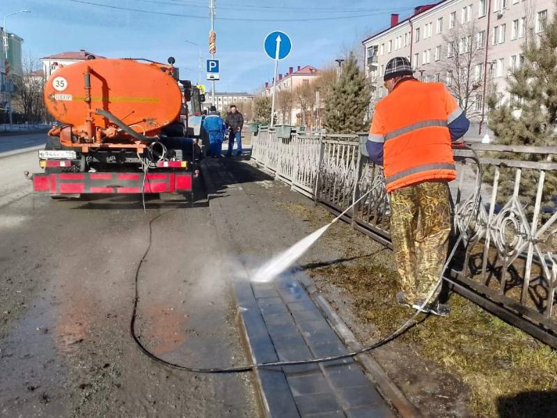 На улицы Первоуральска вышло 6 единиц техники для весенней уборки города | В Первоуральске стартовала весенняя уборка города  