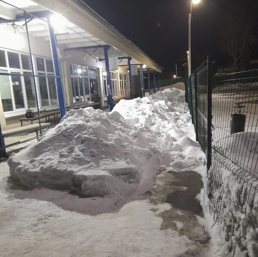 Первоуральская автостанция превращается в ледяную крепость
