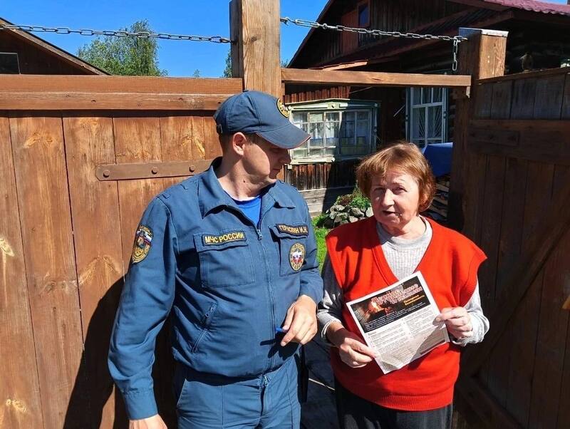 Пожарные рассказали свердловчанам о мерах безопасности при обращении с огнем | Свердловские пожарные проинструктировали жителей частного сектора Пожарные рассказали свердловчанам о мерах безопасности при обращении с огнем | Свердловские пожарные проинструктировали жителей частного сектора