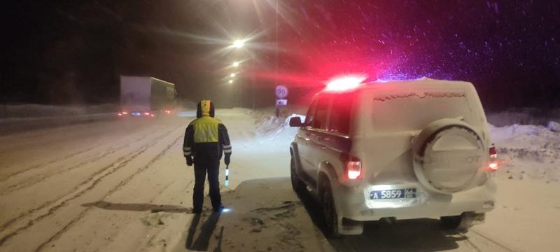 Свердловская Госавтоинспекция предупреждает водителей об осложнении дорожных условий | Свердловчан предупредили об опасной ситуации на дорогах из-за погодных условий