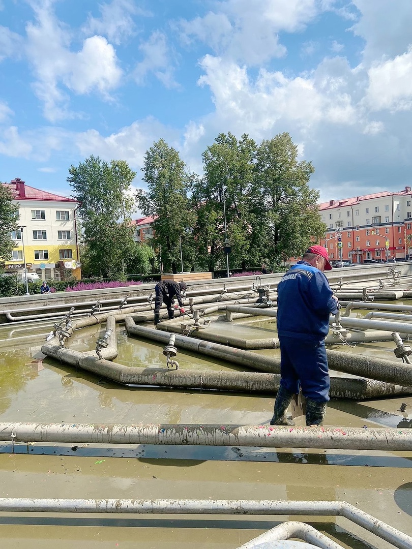 В Первоуральске фонтан очистили от мусора 
