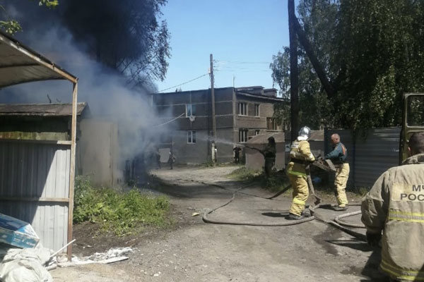 Под Первоуральском пожарный расчет ГУФСИН вместе с МЧС отстояли дома от огня Под Первоуральском пожарный расчет ГУФСИН вместе с МЧС отстояли дома от огня