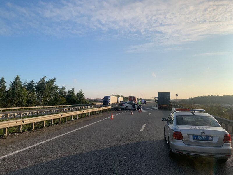 Жительница Первоуральска попала в смертельное ДТП | Смертельная авария на ЕКАД: Volkswagen врезался в сломанный грузовик