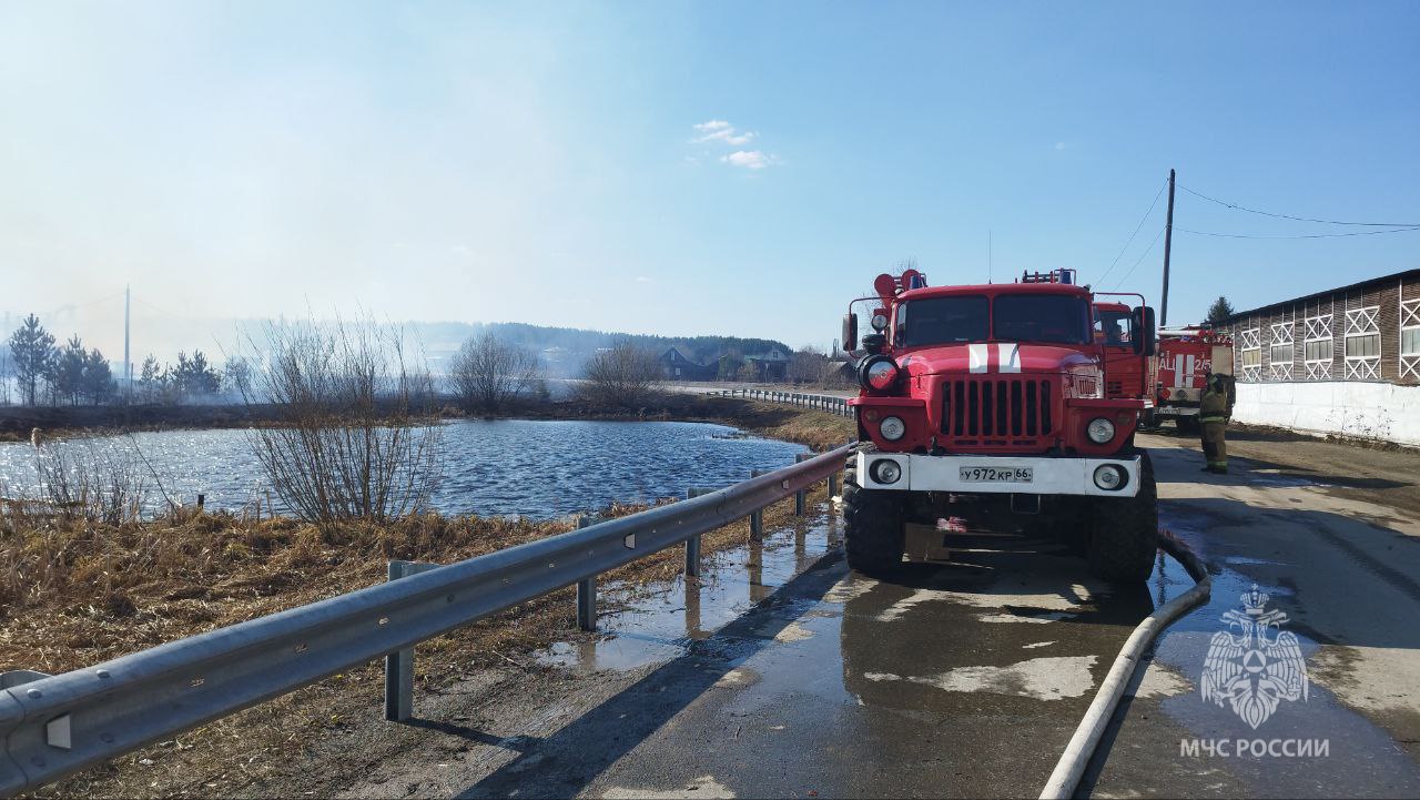 Огнеборцы справились с крупным пожаром в посёлке Прогресс