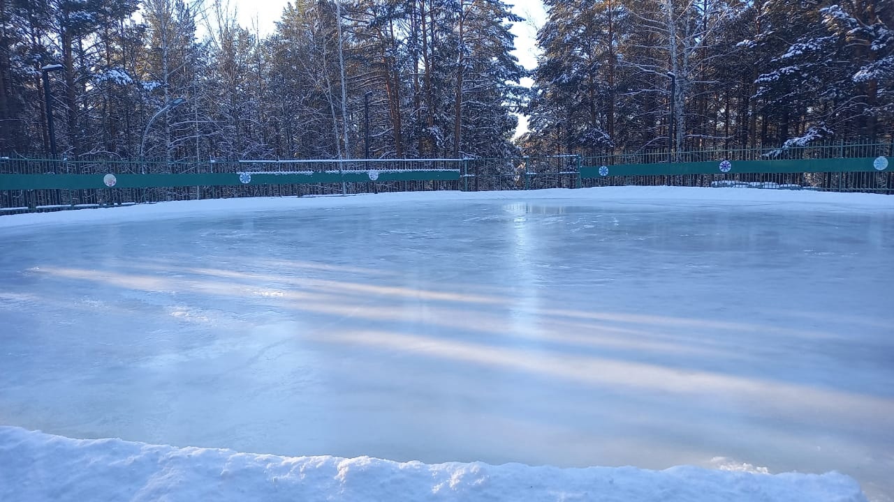 В главном парке Первоуральска возобновили работу катка В главном парке Первоуральска возобновили работу катка