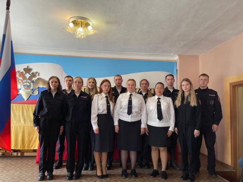 В Первоуральске двенадцать молодых сотрудников полиции приняли присягу | Молодые полицейские приняли присягу в Первоуральске  