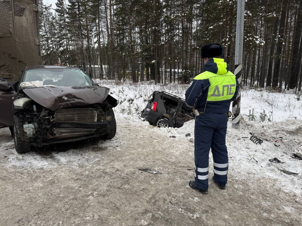 Сотрудники Госавтоинспекции выясняют обстоятельства массового ДТП вблизи Первоуральска | Тройное столкновение на трассе Пермь-Екатеринбург: ребенок и беременная пострадали в серьезном ДТП