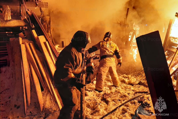 Накануне в Первоуральске сгорел частный жилой дом и хозпостройки Накануне в Первоуральске сгорел частный жилой дом и хозпостройки