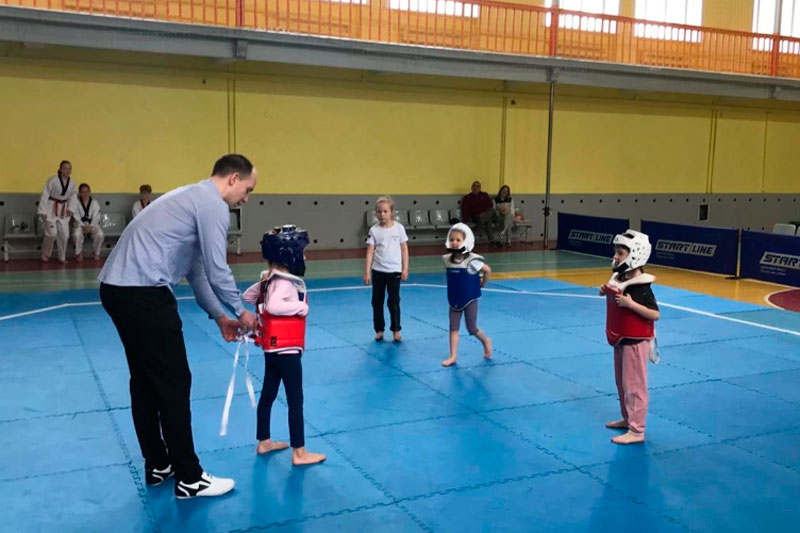 «Будь как тэквандист!» - дети полицейских прошли спортивную тренировку вместе с профессионалом | Тренировка детей полицейских с тэквандистом: спорт, веселье и призы «Будь как тэквандист!» - дети полицейских прошли спортивную тренировку вместе с профессионалом | Тренировка детей полицейских с тэквандистом: спорт, веселье и призы