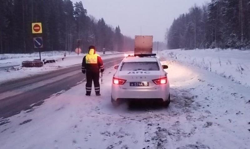 Пермский тракт замело: свердловских водителей предупредили о плохих погодных условиях | ГАИ Свердловской области предупредила водителей о сильном снегопаде на Пермском тракте