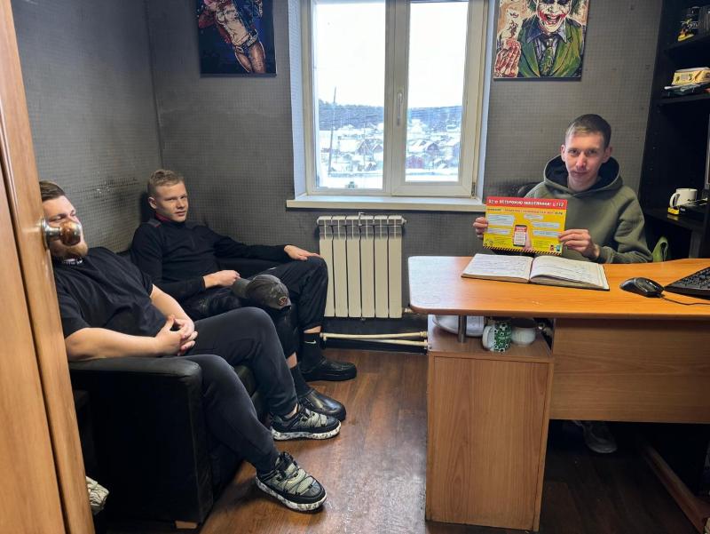 Первоуральские полицейские провели беседы с жителями поселков | Полицейские Первоуральска вручили памятки сельским жителям