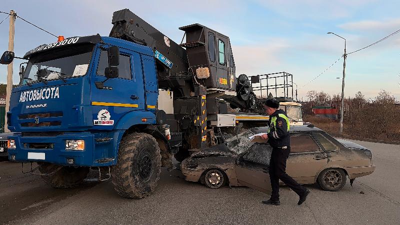 На трассе недалеко от Первоуральска водитель «КамАЗа» наехал на ВАЗ: водитель последнего получил травмы | На автодороге возле Первоуральска «КамАЗ» столкнулся с автомобилем ВАЗ