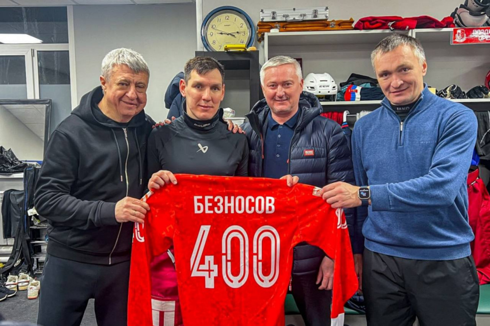 В первоуральской хоккейной команде произошло знаменательное событие | Уральский хоккеист провел 400 матчей в Чемпионатах страны В первоуральской хоккейной команде произошло знаменательное событие | Уральский хоккеист провел 400 матчей в Чемпионатах страны