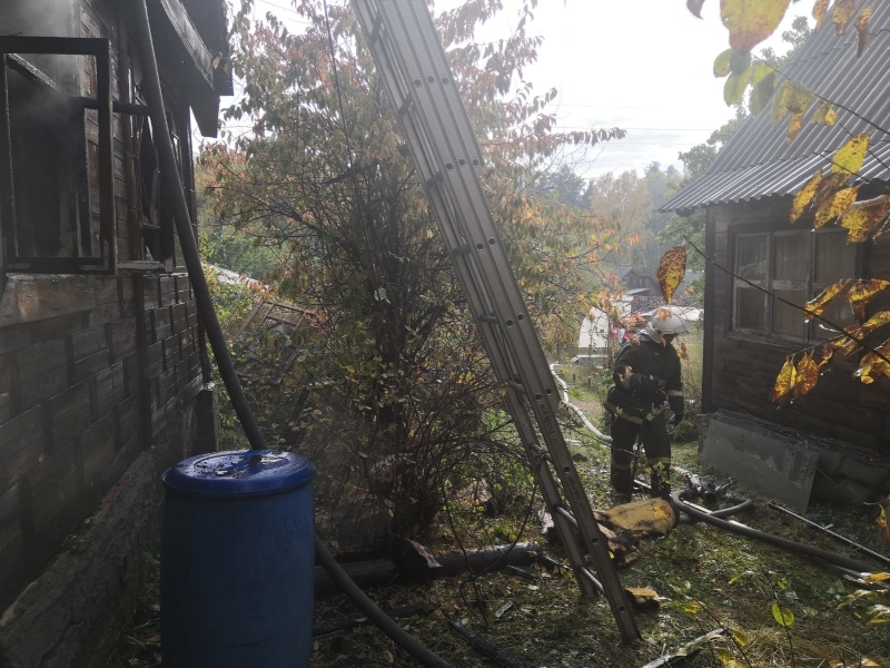 Накануне в поселке под Первоуральском сгорел садовый дом Накануне в поселке под Первоуральском сгорел садовый дом