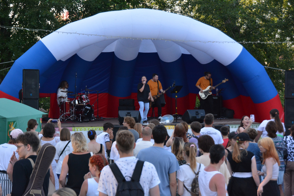 Праздник ко Дню молодежи прошел в Первоуральске 7 июля | Жители Первоуральска приняли участие в празднике ко Дню молодежи