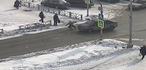 В Первоуральске на улице Трубников сбили женщину на пешеходном переходе | В Первоуральске водитель сбил 46-летнюю женщину В Первоуральске на улице Трубников сбили женщину на пешеходном переходе | В Первоуральске водитель сбил 46-летнюю женщину