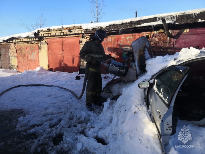 Накануне в Первоуральске горела иномарка