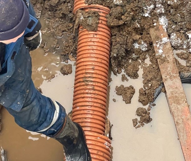 Первоуральские сотрудники «Водоканала» починили трубопровод на Ватутина | В Первоуральске отремонтировали трубопровод на Ватутина