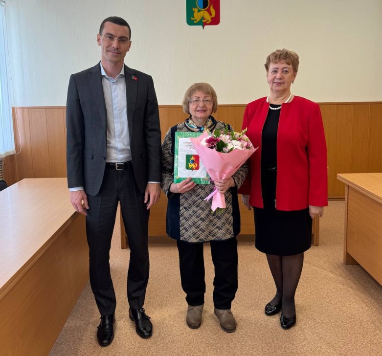 Организатора моноспектаклей из Первоуральска наградили почетной грамотой | Жительницу Первоуральска наградили Почетной грамотой городской Думы