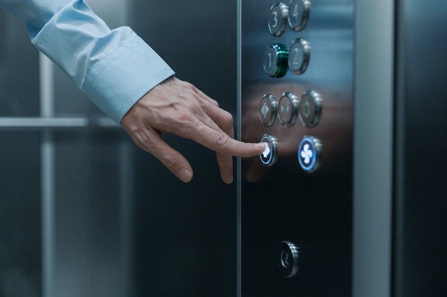 В Первоуральске дополнительно заменят 4 лифта в домах со спецсчетами