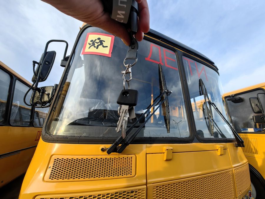 Их все еще выпускают? Первоуральская школа получила новый школьный ПАЗ