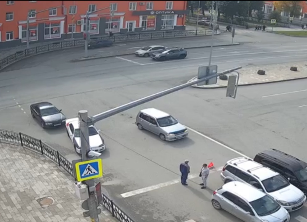 В центре Первоуральска одновременно произошло две дорожные аварии 