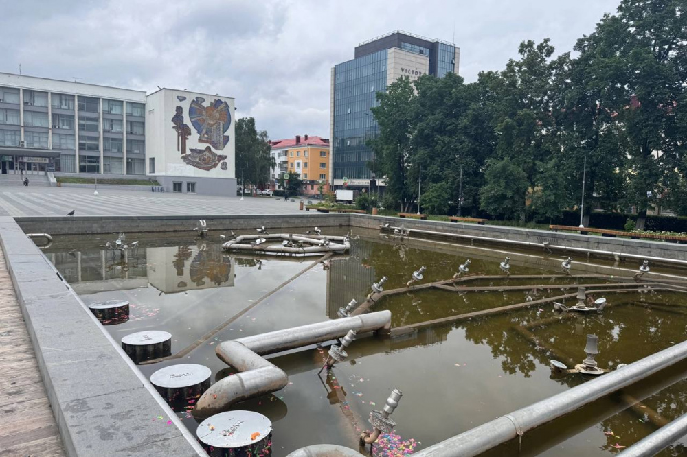 В Первоуральске временно не будет работать центральный городской фонтан | На Урале специалисты проводят сезонные работы на городских объектах 