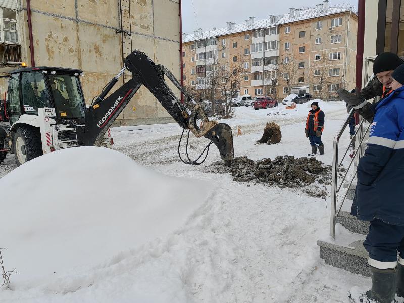 Первоуральские сотрудники «Водоканала» устранили утечку | В Первоуральске «Водоканал» устранил утечку на трубопроводе