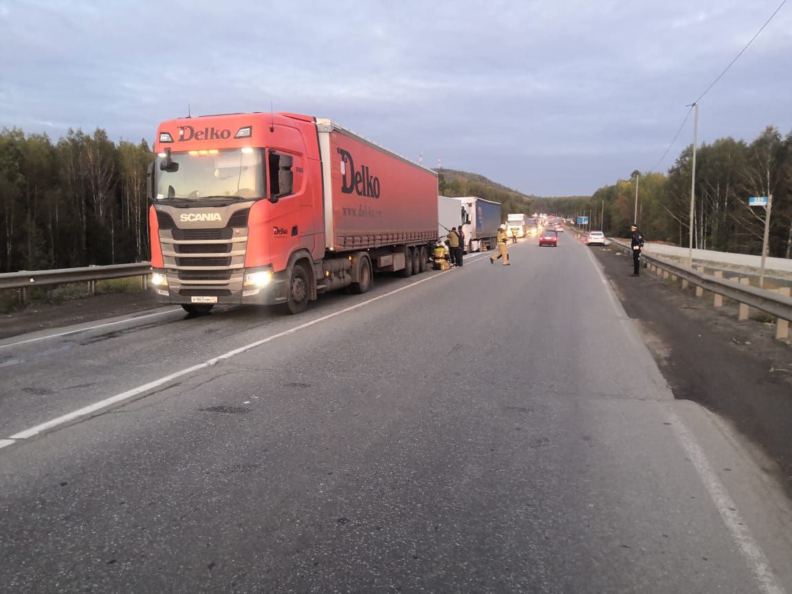 На трассе под Первоуральском столкнулось три грузовика 