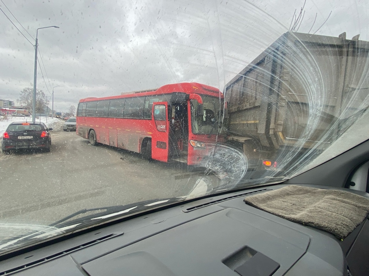 На окраине Первоуральска столкнулись рейсовый автобус и грузовик На окраине Первоуральска столкнулись рейсовый автобус и грузовик