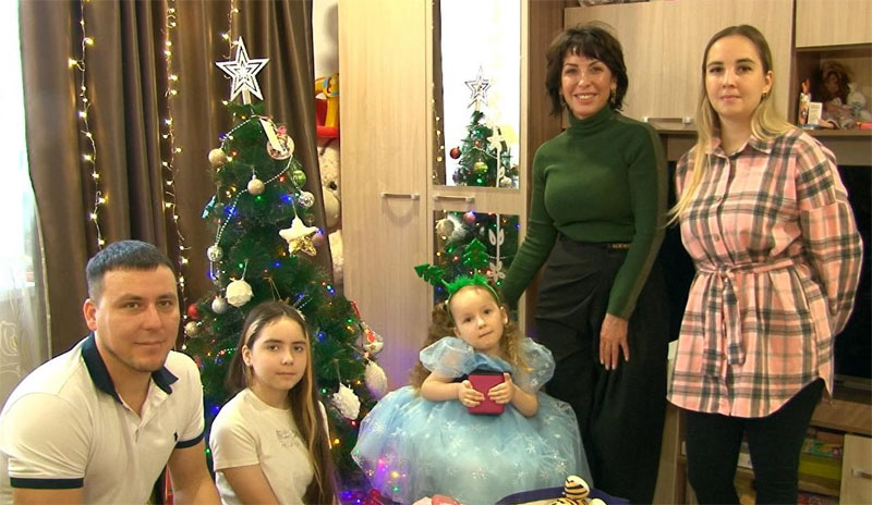 Новогоднее чудо: министр здравоохранения Свердловской области исполнила мечту девочки | Татьяна Савинова подарила Карине из Первоуральска портативную колонку