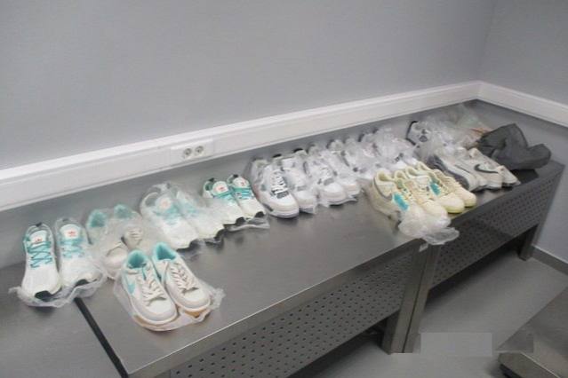 Подарки для родственников обернулись правонарушением: свердловские таможенники остановили челябинца  | На Урале таможенники остановили мужчину с 13 килограммами кроссовок 