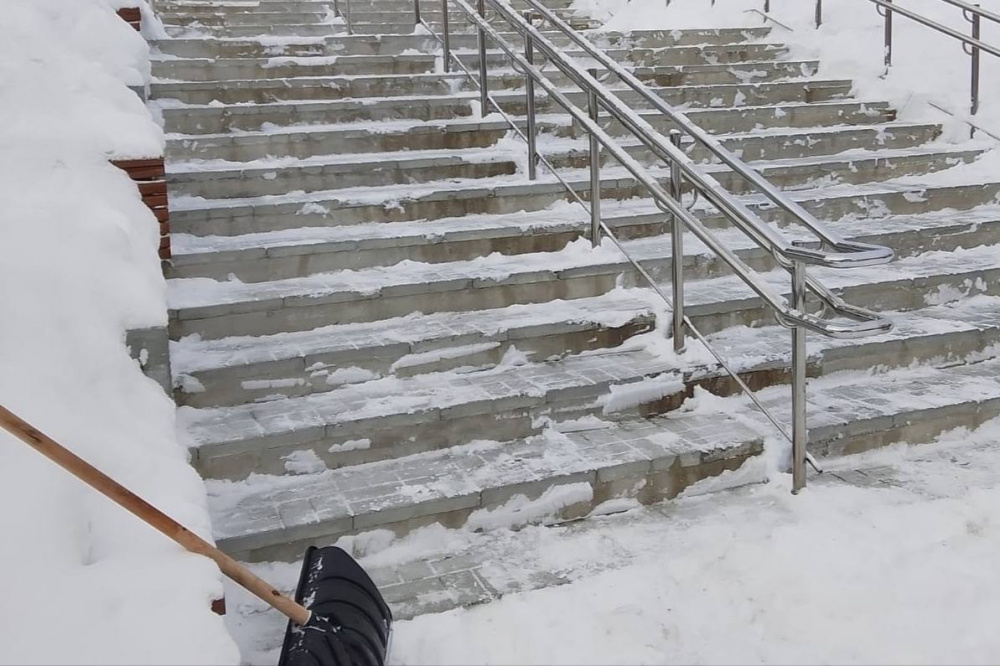 В Первоуральске продолжается активная работа по уборке снега | На Урале города активно чистят от снега