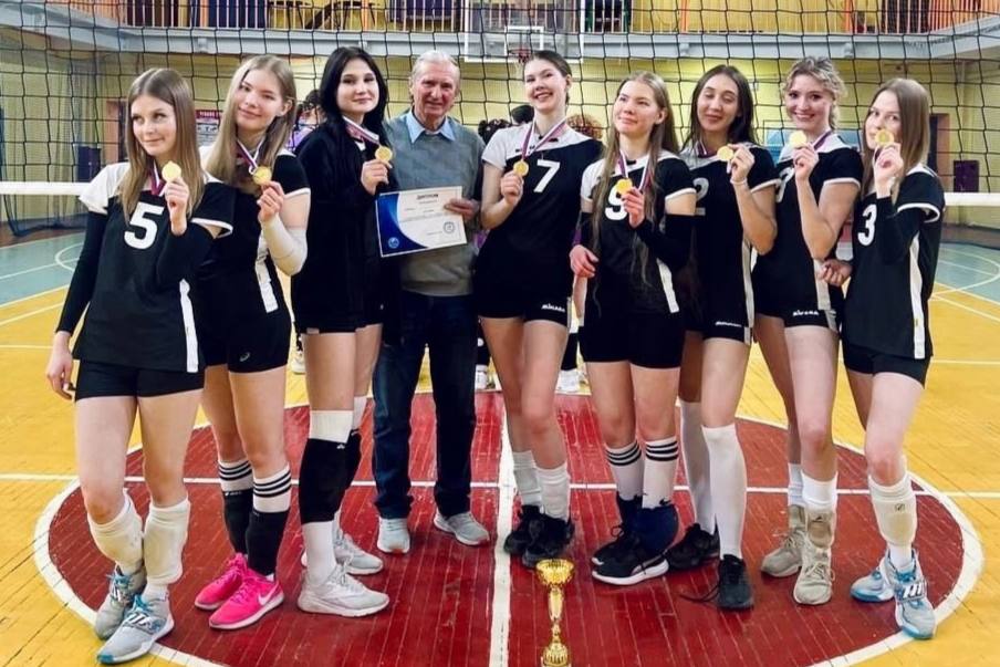 Спортсменки из Первоуральска заняли первое место на турнире по волейболу | На Урале к 8 Марта прошел турнир по волейболу