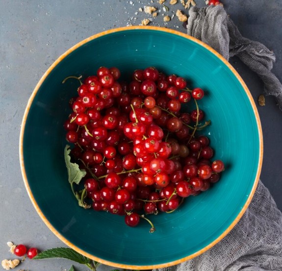 Сок брусники помогает при воспалениях кишечника: новое исследование | Ученые выявили новые полезные свойства брусники