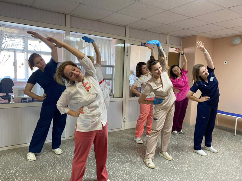 ДГБ Первоуральска внедрила гимнастику для сотрудников: здоровье и продуктивность | Как пятиминутная гимнастика изменила работу врачей Первоуральска