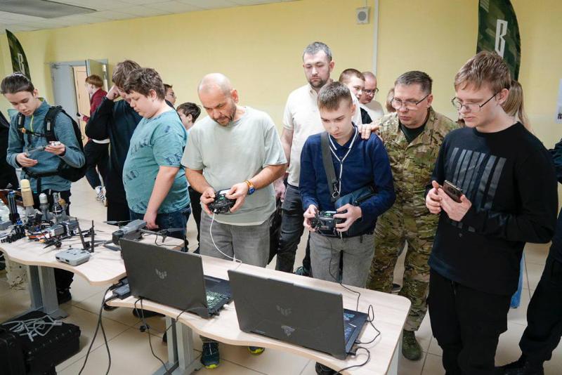 В Билимбае состоялись соревнования среди школьников по управлению беспилотниками | В поселке под Первоуральском школьники соревновались на дронах В Билимбае состоялись соревнования среди школьников по управлению беспилотниками | В поселке под Первоуральском школьники соревновались на дронах