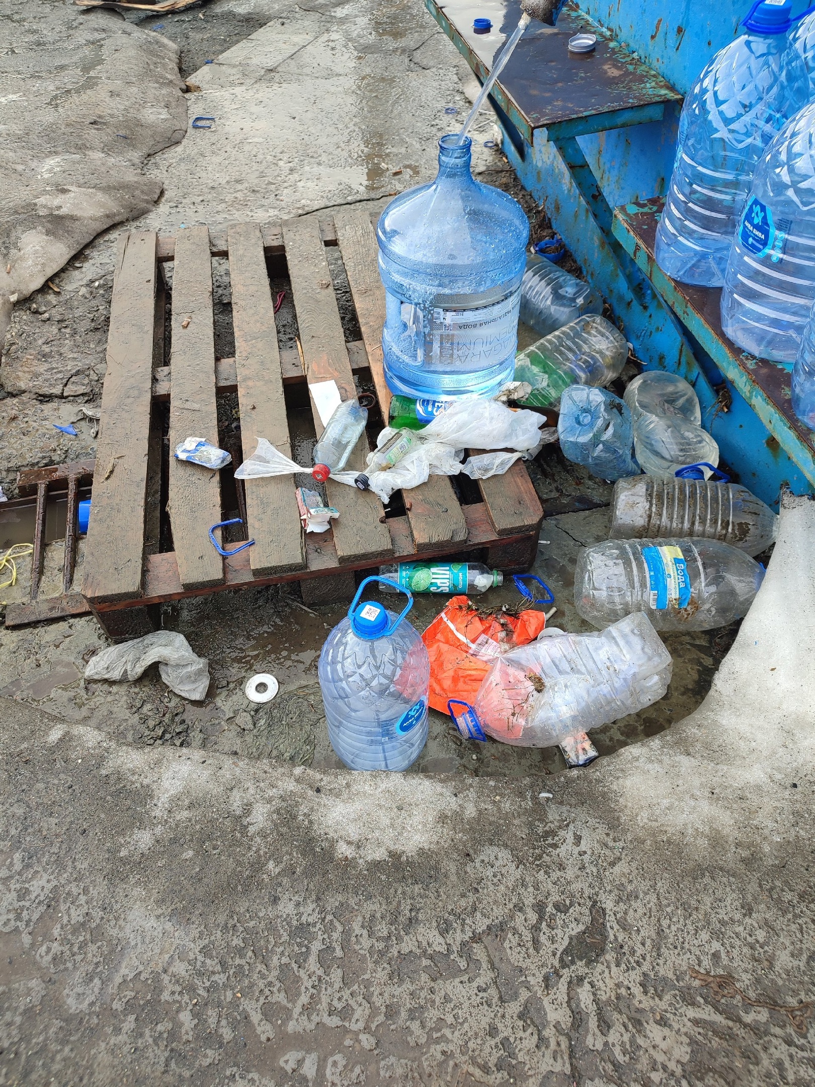 Первоуральцы приезжают за чистой водой, но при этом мусорят | Первоуральцы приезжают за чистой водой, но при этом мусорят Первоуральцы приезжают за чистой водой, но при этом мусорят | Первоуральцы приезжают за чистой водой, но при этом мусорят