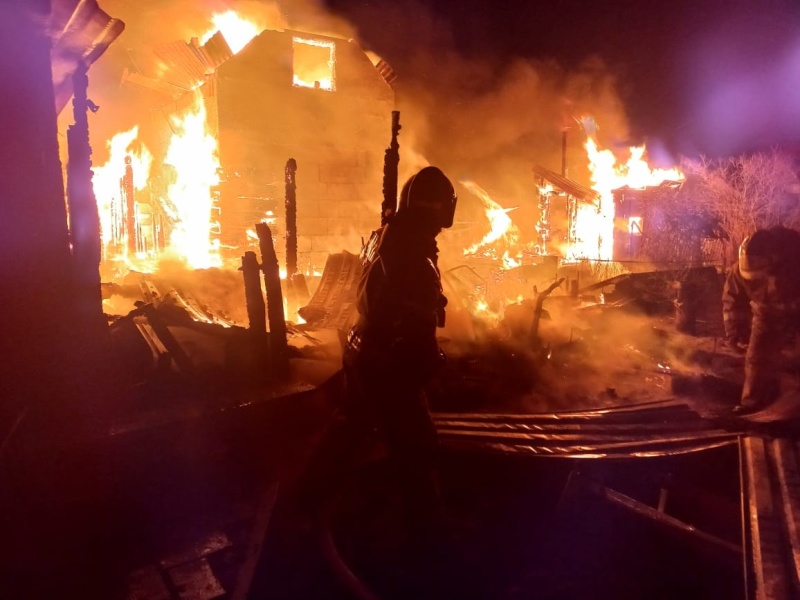 Накануне в Первоуральске сгорели садовый дом, баня и хозпостройки соседнего участка Накануне в Первоуральске сгорели садовый дом, баня и хозпостройки соседнего участка