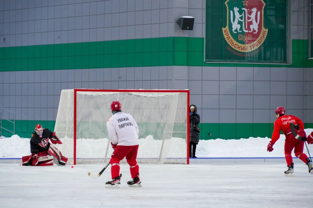 В Первоуральске на одном из значимых спортивных объектов прошла тренировка молодежной команды | На Урале состоялась тренировка хоккеистов на большом открытом поле
