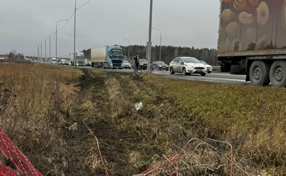 Массовое ДТП с восемью грузовиками под Первоуральском — подробности аварии | Восемь грузовиков столкнулись под Первоуральском