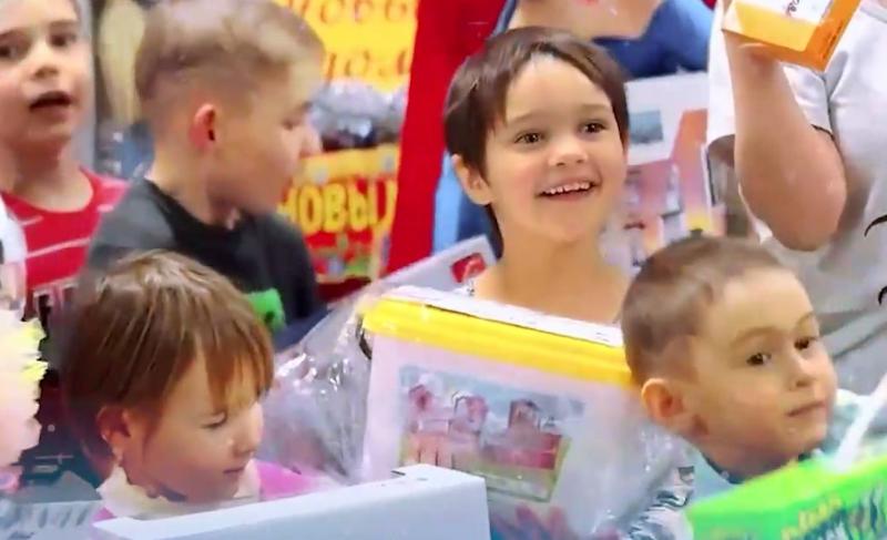 На Урале Дед Мороз раздал подарки почти трем тысячам детей | Около трех тысяч юных свердловчан получили подарки от Деда Мороза