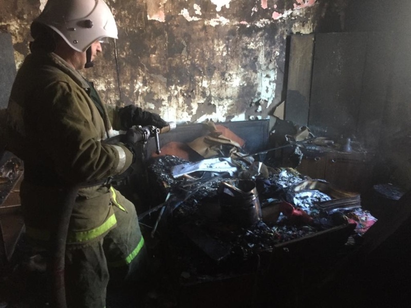 В Первоуральске в пятиэтажке случился пожар. Огнеборцы спасли трех человек