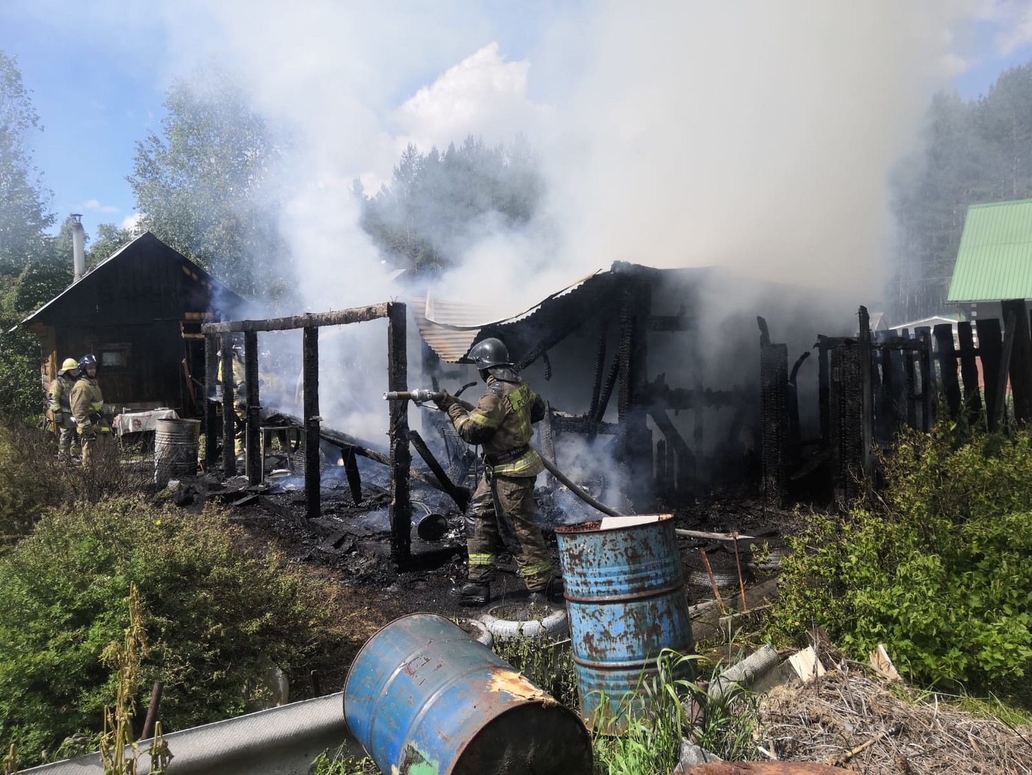 Накануне утром в Первоуральске сгорел садовый дом и баня
