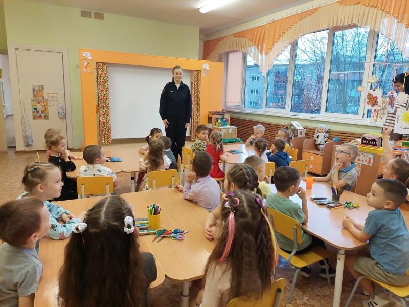 Юным первоуральцам рассказали о ПДД | В Первоуральске проходит мероприятие от ГИБДД