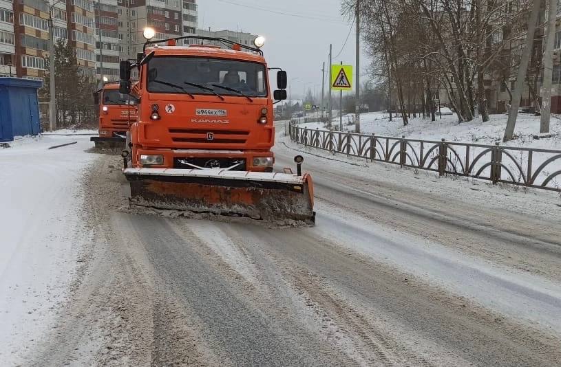 К уборке снега в Первоуральске подключили 15 единиц техники | На улицы Первоуральска вышла снегоуборочная техника